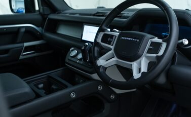 Land Rover Defender 110 D300 HSE Hard Top URBAN 10