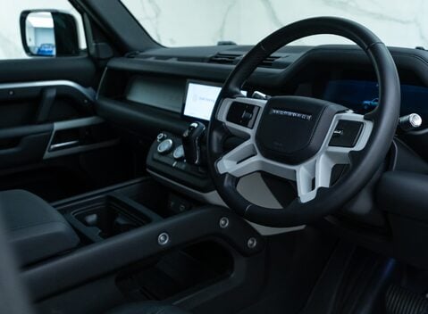 Land Rover Defender 110 D300 HSE Hard Top URBAN 10