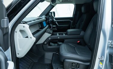Land Rover Defender 110 D300 HSE Hard Top URBAN 12
