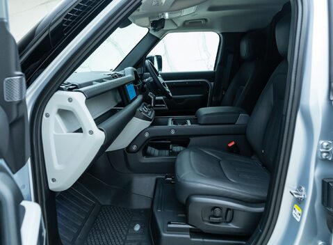 Land Rover Defender 110 D300 HSE Hard Top URBAN 12