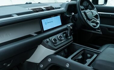 Land Rover Defender 110 D300 HSE Hard Top URBAN 13