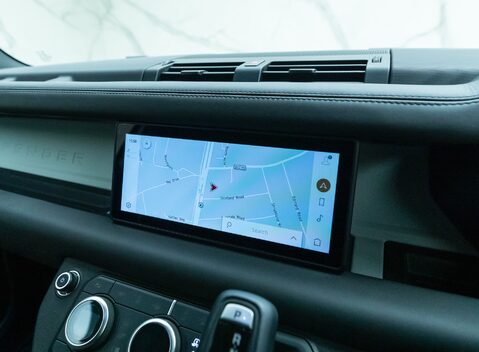 Land Rover Defender 110 D300 HSE Hard Top URBAN 15