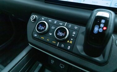 Land Rover Defender 110 D300 HSE Hard Top URBAN 17