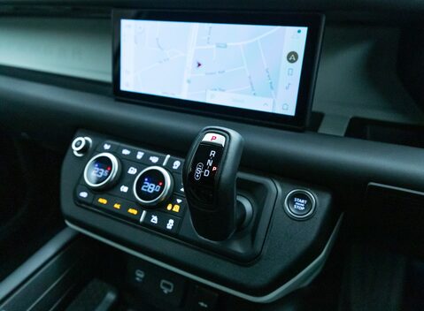 Land Rover Defender 110 D300 HSE Hard Top URBAN 16