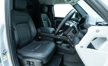 Land Rover Defender 110 D300 HSE Hard Top URBAN 11