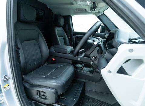 Land Rover Defender 110 D300 HSE Hard Top URBAN 11