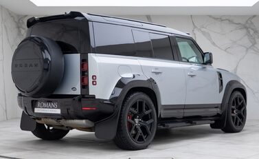 Land Rover Defender 110 D300 HSE Hard Top URBAN 3