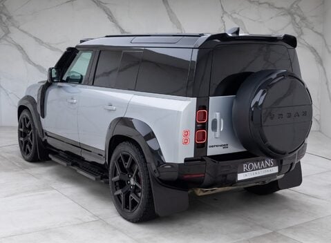 Land Rover Defender 110 D300 HSE Hard Top URBAN 9