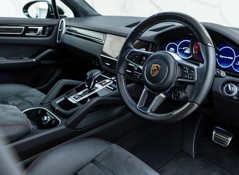 Porsche Cayenne GTS 8