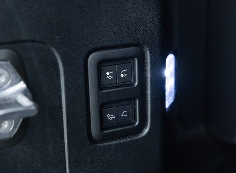 Land Rover Defender 110 V8 25