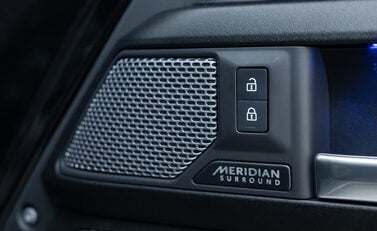 Land Rover Defender 110 V8 24