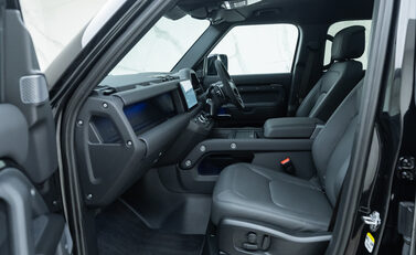 Land Rover Defender 110 V8 14