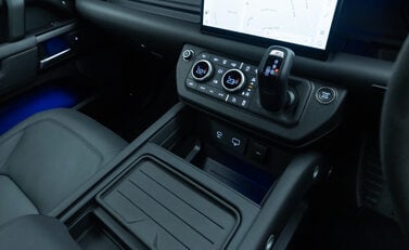 Land Rover Defender 110 V8 21