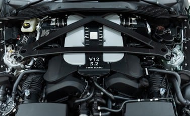Aston Martin V12 Vantage 33