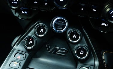 Aston Martin V12 Vantage 15