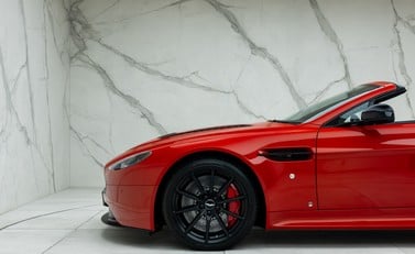 Aston Martin V12 Vantage S Roadster 45