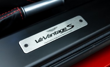 Aston Martin V12 Vantage S Roadster 29