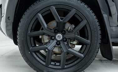 Land Rover Defender 90 D250 X-Dynamic SE URBAN 26