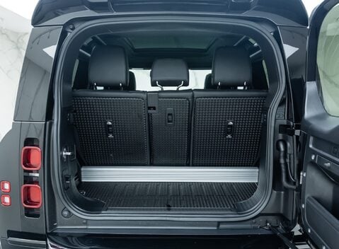 Land Rover Defender 90 D250 X-Dynamic SE URBAN 41