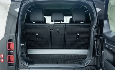 Land Rover Defender 90 D250 X-Dynamic SE URBAN 41