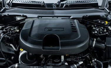 Land Rover Defender 90 D250 X-Dynamic SE URBAN 40