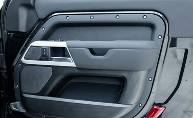 Land Rover Defender 90 D250 X-Dynamic SE URBAN 24