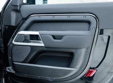 Land Rover Defender 90 D250 X-Dynamic SE URBAN 24