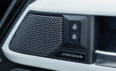 Land Rover Defender 90 D250 X-Dynamic SE URBAN 25