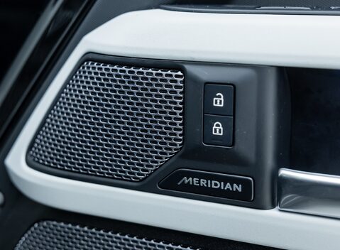 Land Rover Defender 90 D250 X-Dynamic SE URBAN 25