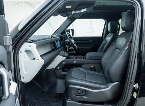 Land Rover Defender 90 D250 X-Dynamic SE URBAN 14