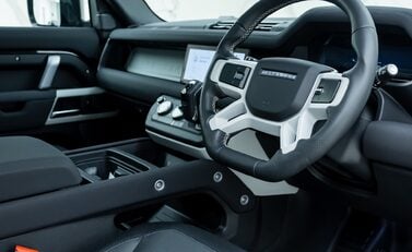 Land Rover Defender 90 D250 X-Dynamic SE URBAN 10