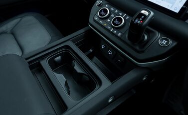 Land Rover Defender 90 D250 X-Dynamic SE URBAN 21