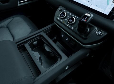 Land Rover Defender 90 D250 X-Dynamic SE URBAN 21