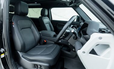 Land Rover Defender 90 D250 X-Dynamic SE URBAN 11