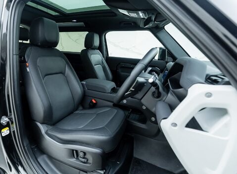 Land Rover Defender 90 D250 X-Dynamic SE URBAN 11