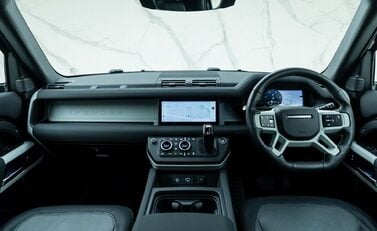 Land Rover Defender 90 D250 X-Dynamic SE URBAN 16