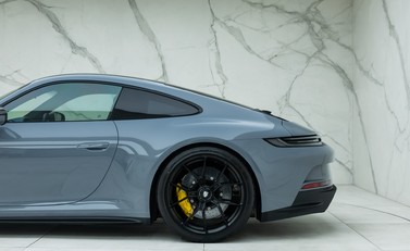 Porsche 911 GT3 Touring (992) 41