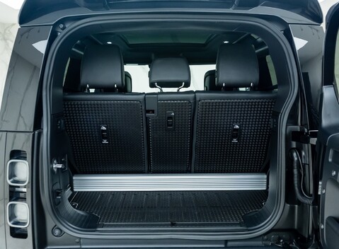 Land Rover Defender 90 V8 P525 Urban 36