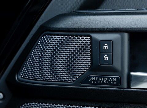 Land Rover Defender 90 V8 P525 Urban 23