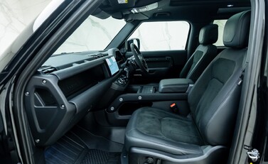 Land Rover Defender 90 V8 P525 Urban 14