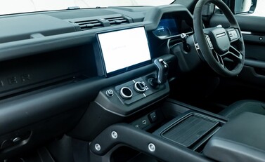 Land Rover Defender 90 V8 P525 Urban 15