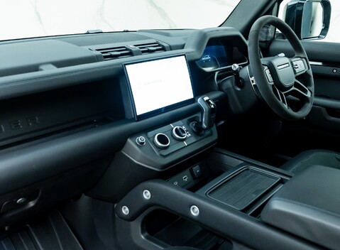 Land Rover Defender 90 V8 P525 Urban 15