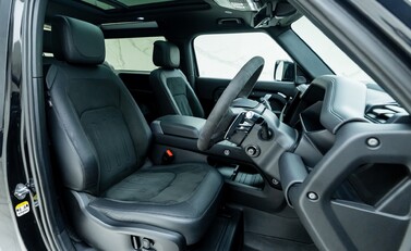 Land Rover Defender 90 V8 P525 Urban 11