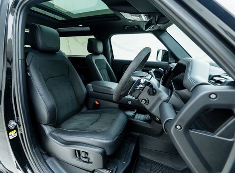 Land Rover Defender 90 V8 P525 Urban 11