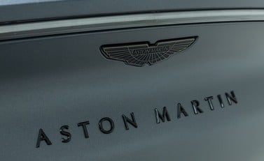 Aston Martin DBX 707 37