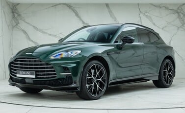 Aston Martin DBX 707 1