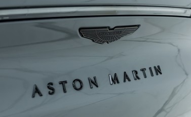 Aston Martin DBX 707 35