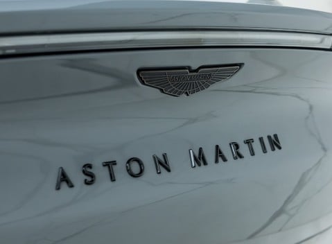 Aston Martin DBX 707 35