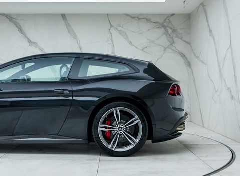 Ferrari GTC4 Lusso V12 40