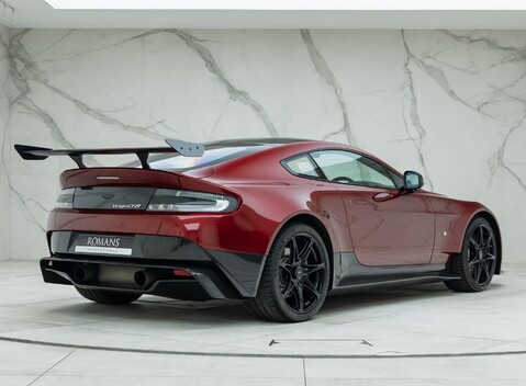 Aston Martin Vantage GT8 3